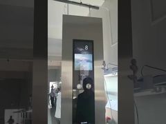 Un policier de l'ascenseur.